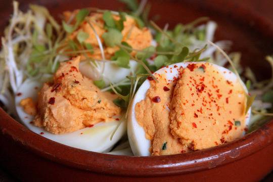 Пълнени яйца с крема сирене