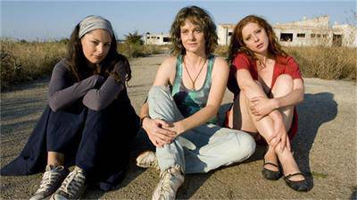 Параскева, Касиел и Яна Титова без късмет на плажа в Крапец в новия филм „Джулай“