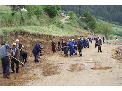1000 души копаят път с кирки и лопати в Неделино