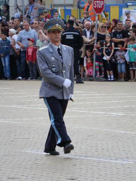 Наш топофицер марширува с дясна ръка – десен крак