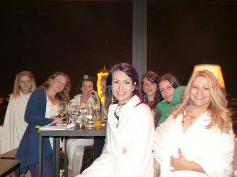 Нели от „Търси се“ стяга тоалетите за кума за сватбата на Меги в Родопите