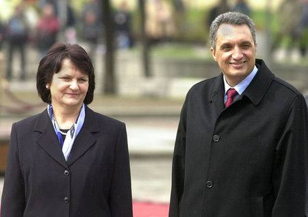 Плевенчанин със сгъваем нож заплашил Елена Костова