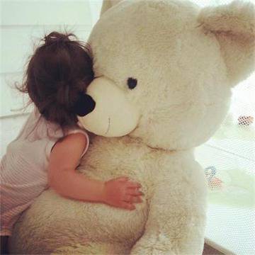 Никол на Николета Лозанова прегръща преди сън плюшен мечок 3 пъти по-голям от нея