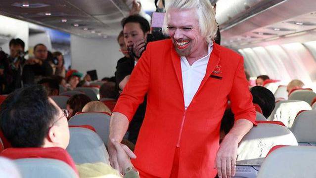 Ричард Брансън стана стюардеса (снимки)