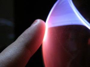 Изкуствена протезна ръка успешно предава чувството за допир