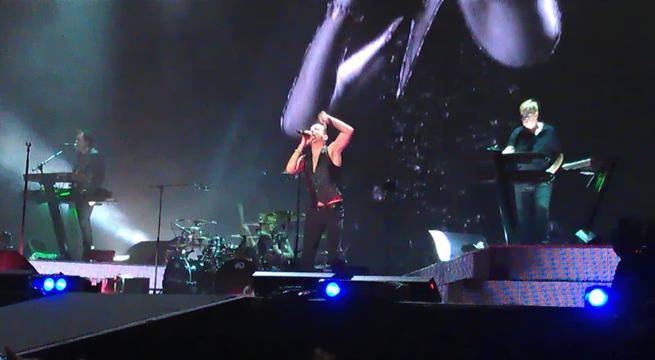 Дрескод за „Депеш Мод“: дъждобрани