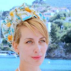 Антония Петрова с изрязани бански на плажа