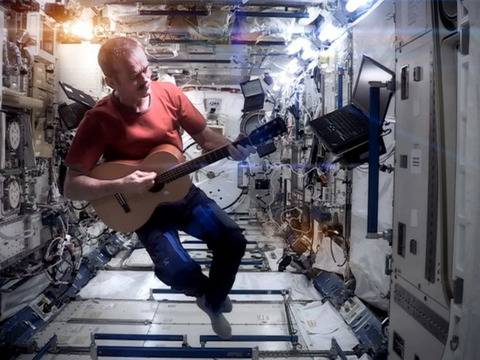 Крис Хадфийлд пусна първия клип, заснет в космоса – кавър версия на Space Oddity на Дейвид Бауи