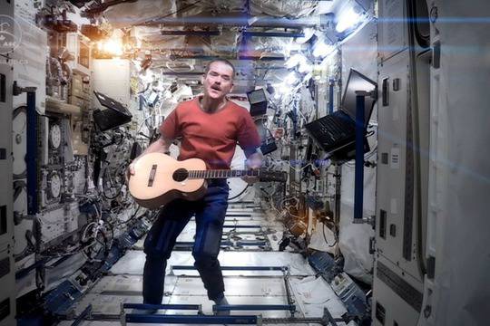 Астронавт засне първия музикален клип в Космоса