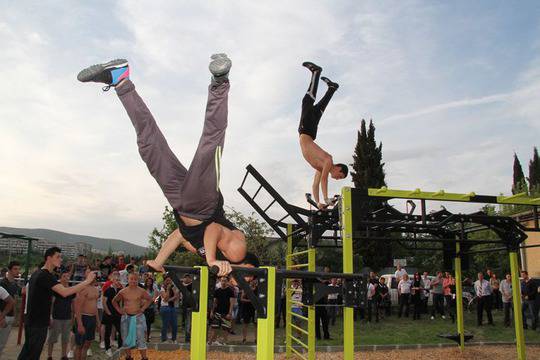 Йордан Йовчев изпробва в Стара Загора първата площадка за стрийт фитнес в страната