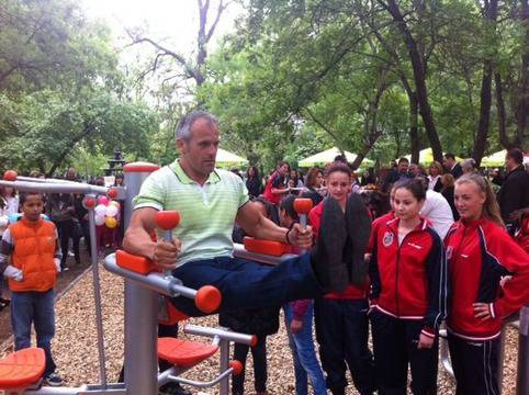 Петър Стойчев и Йорданка Фандъкова откриха нова фитнес площадка в „Красна поляна“