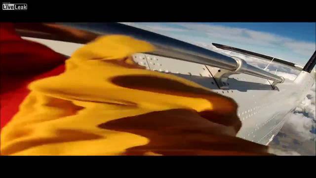 Скок с парашут в огромен облак