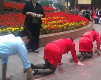 Шеф накара подчинените си да пълзят на колене на улицата (снимки)