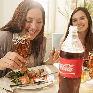 Сподели семейната трапеза и спечели награди от Coca Cola