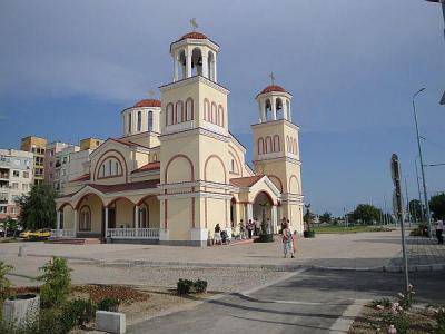 Залесяват около новата църква в пловдивския район „Тракия“