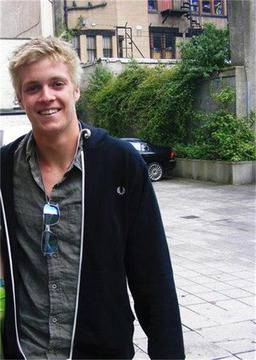 Фенки полудяха по сина на Роджър Тейлър в We Will Rock You в София