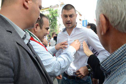 Бареков на протест срещу политиката на „свалени гащи“ на Борисов