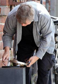 Люк Скайуокър рови по кофите за недопушени фасове (СНИМКИ)