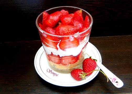 Ягоди, крем с маскарпоне и сметана, стар козунак с коняк – с една дума ТРАЙФЪЛ – Соня Шатева – Блогосфера