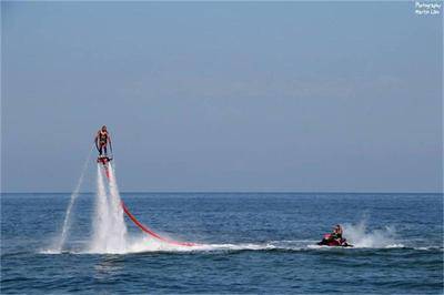 Марешки полетя над морето с флайборд