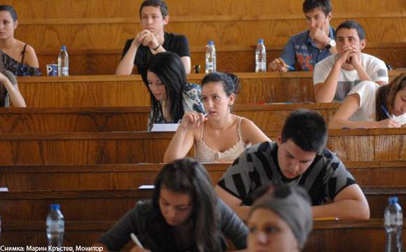 62 121 зрелостници на матура по БЕЛ