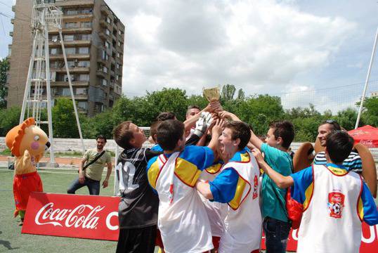 78 СОУ „Христо Смирненски“ спечели градския финал в „Купата на Coca-Cola: Движи се“