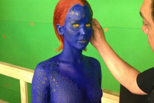 Дженифър Лорънс отново боядисана в синьо