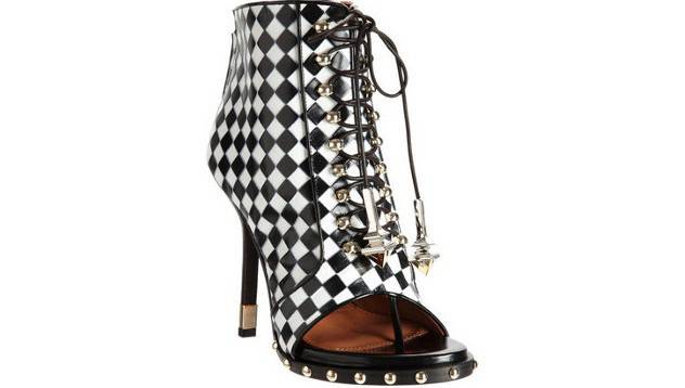 На коя й отиват повече: Ботите на Givenchy видяна 2409 коментари 3