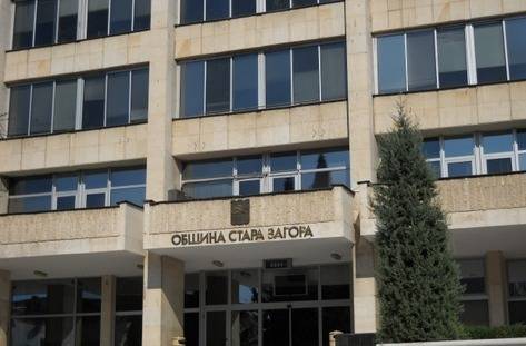 Червен килим и арка за абитуриентите от Випуск 2013