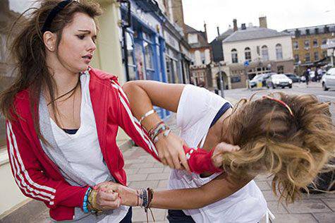 Хит в нета: Момичета се млатят в автобус (ВИДЕО)