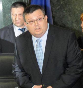 Сотир Цацаров купува тоалет за бала на дъщеря си