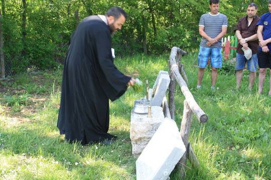 Водолази монтират подводен параклис край Приморско