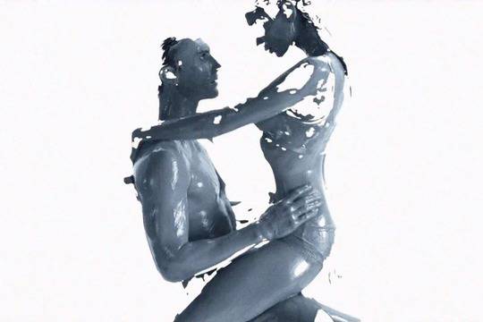 Най-сексапилният клип на Maroon 5 досега