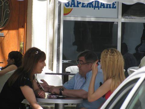 Митьо Пищова отмаря на бургаско кафене