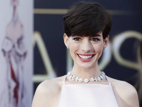 Подходящи прически за къси коси