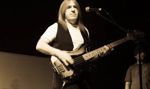 Почина басистът на „Юрая Хийп“ и Дейвид Бауи