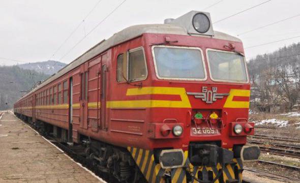 Спират движението на влакове между гарите Черниче и Кресна