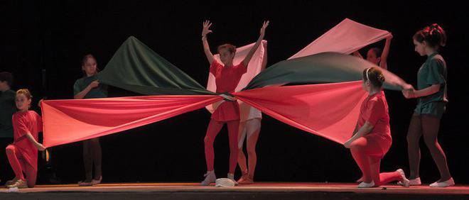 Нешка Робева в подкрепа на ТФ „Петлите“ със спектакъла си „Не се гаси туй що не гасне“