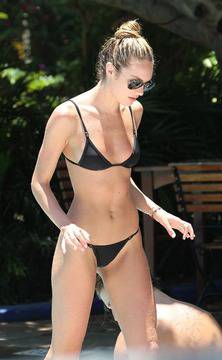 Кандис Суейнпол се спасява от жегата с оскъден бански и в басейн (СНИМКИ)