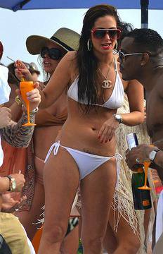 Тулиса показа интимна татуировка (снимки)