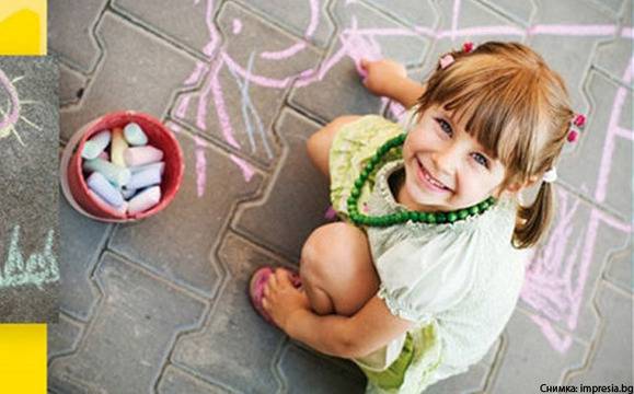 Родители учат деца на игрите от своето детство в Борисовата градина