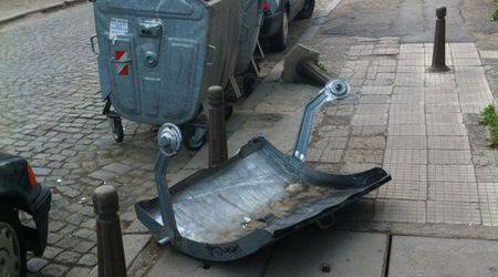 Счупена кофа за боклук до „Мол София“