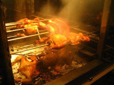 Бели червеи шават в пиле на грил от голяма хранителна верига