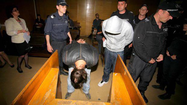 Защо съдът не задържа обвиняемите за побоя над служителите на „Бърза помощ“