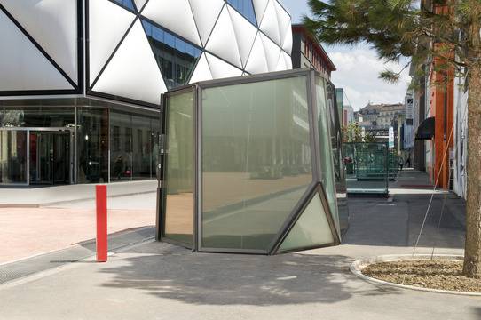 Уникална прозрачна обществена тоалетна (снимки)