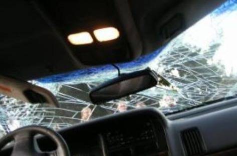 Пиян млад джигит се заби в дърво (+)