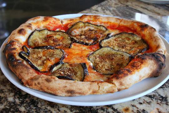 Пица с патладжан и орехи