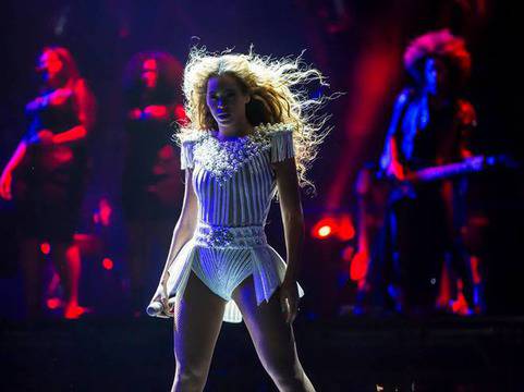 Фен плясна Beyonce по дупето по време на концерт (Видео)