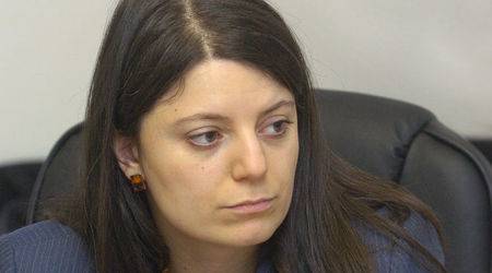 Бременната Дивизиева оглави кабинета на Орешарски