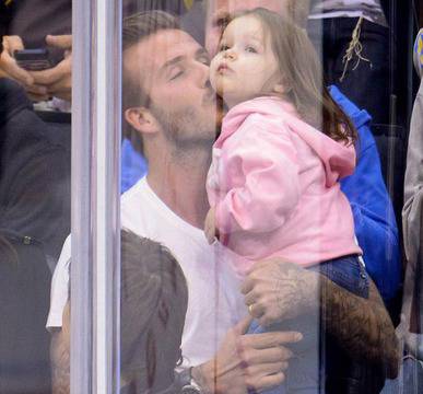 Нежната целувка на татко Бекъм видяна 2139 коментари 2